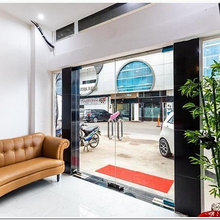 Reddoorz Plus @ Centrium Katamso Medan Kültér fotó