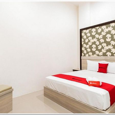 Reddoorz Plus @ Centrium Katamso Medan Kültér fotó