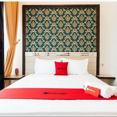 Reddoorz Plus @ Centrium Katamso Medan Kültér fotó