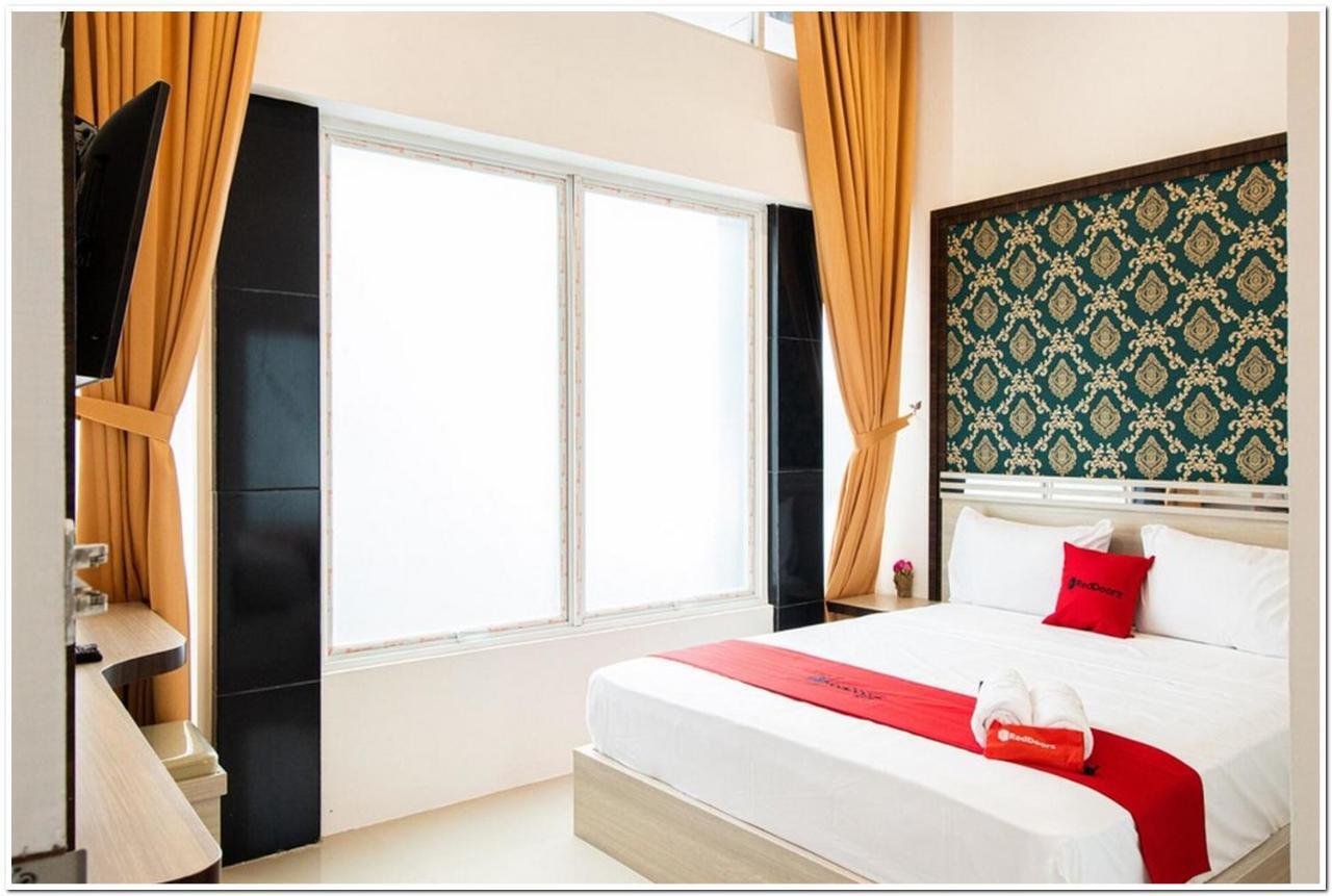 Reddoorz Plus @ Centrium Katamso Medan Kültér fotó