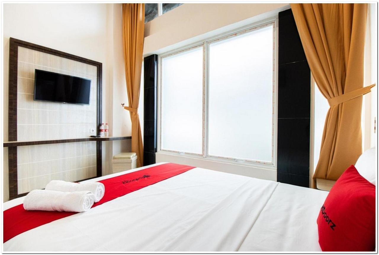 Reddoorz Plus @ Centrium Katamso Medan Kültér fotó
