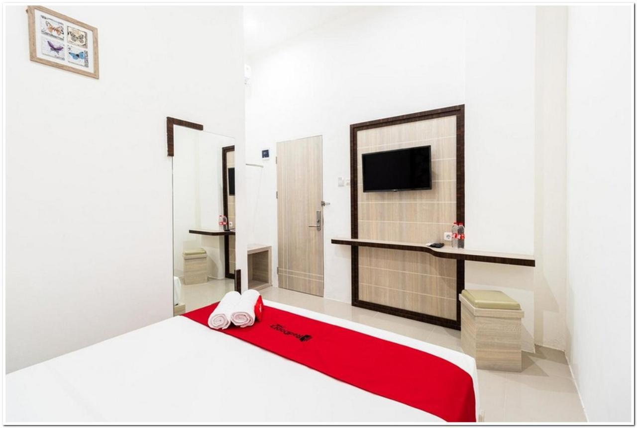 Reddoorz Plus @ Centrium Katamso Medan Kültér fotó