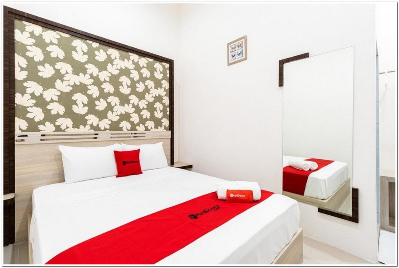 Reddoorz Plus @ Centrium Katamso Medan Kültér fotó