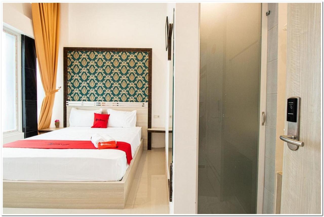 Reddoorz Plus @ Centrium Katamso Medan Kültér fotó