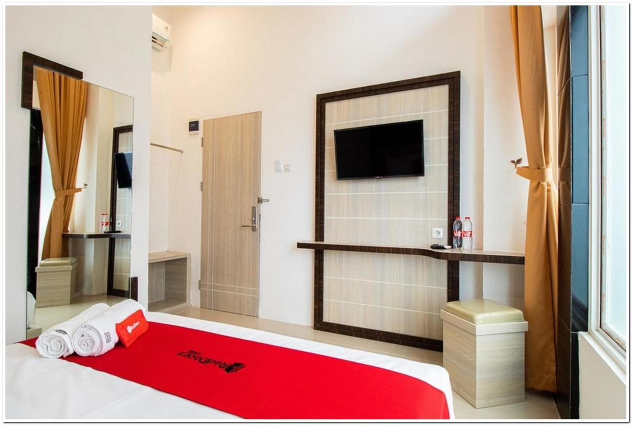 Reddoorz Plus @ Centrium Katamso Medan Kültér fotó