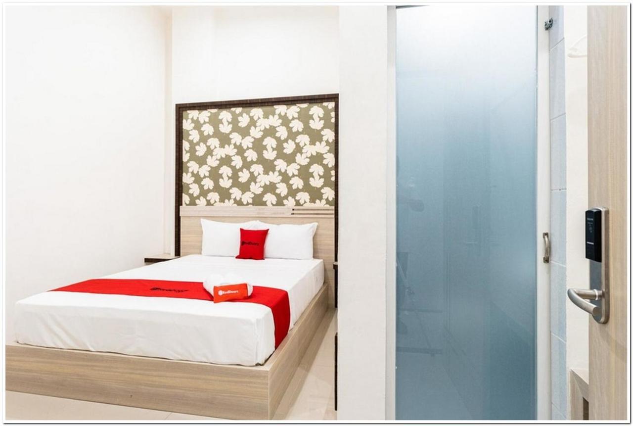 Reddoorz Plus @ Centrium Katamso Medan Kültér fotó