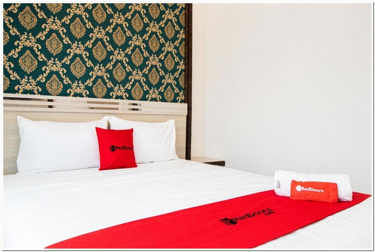 Reddoorz Plus @ Centrium Katamso Medan Kültér fotó