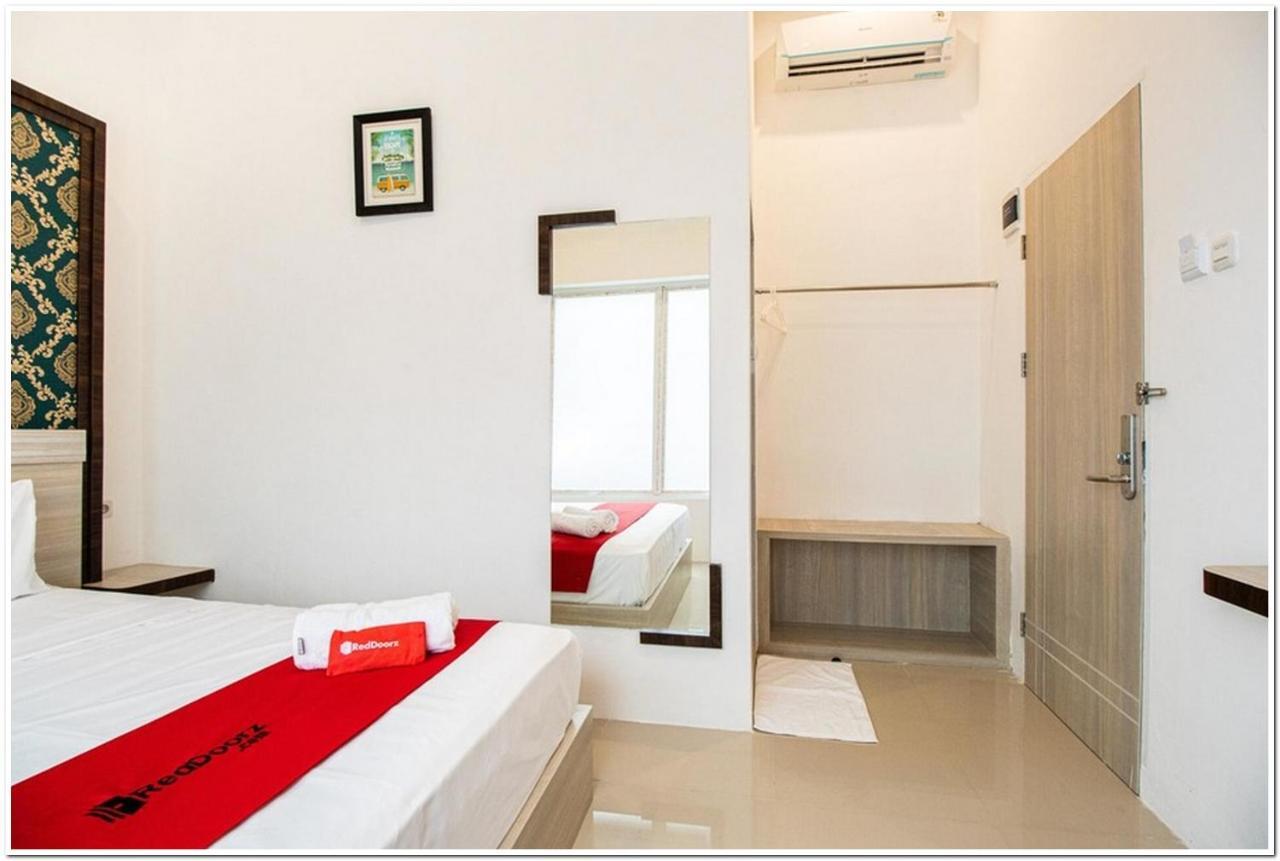 Reddoorz Plus @ Centrium Katamso Medan Kültér fotó