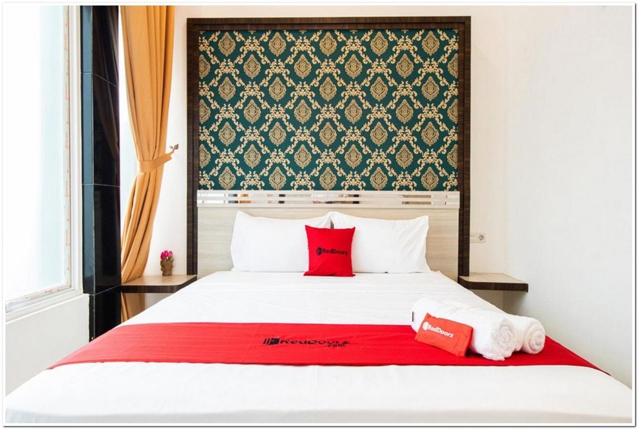 Reddoorz Plus @ Centrium Katamso Medan Kültér fotó